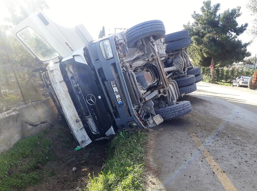 Beton direği yıkan kamyon şarampole devrildi: 1 yaralı 