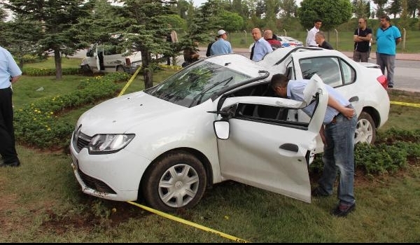 Beton direk otomobilin üzerine devrildi: 1 ölü, 1 yaralı