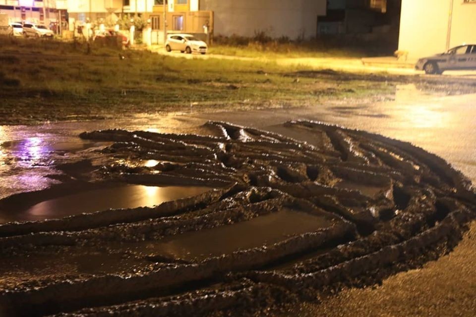 Beton dökülen yoldan araçla geçmeye çalıştılar 