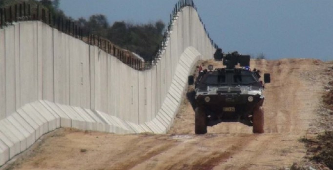 Beton duvarla bölünen Suriye sınırında insan kaçakçılığında 'Merdiven taktiği'