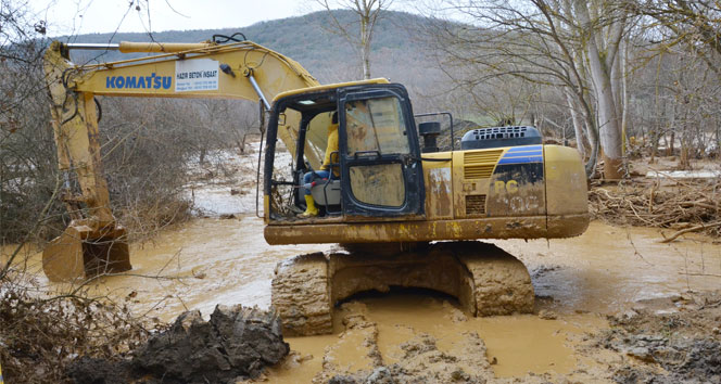 Beton fabrikasının havuzu patladı, dereyi çamur bastı