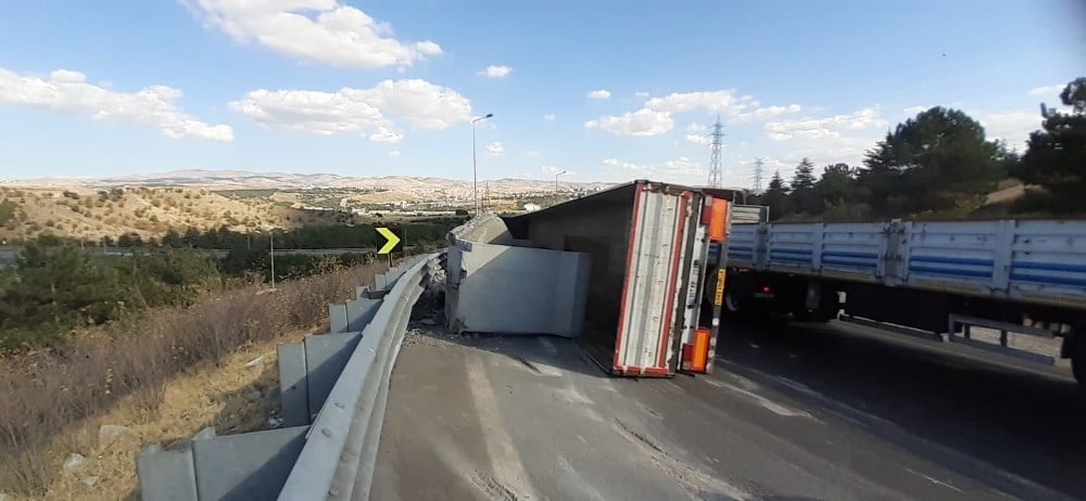 Beton kirişleri taşıyan tır devrildi, sürücü yaralandı 