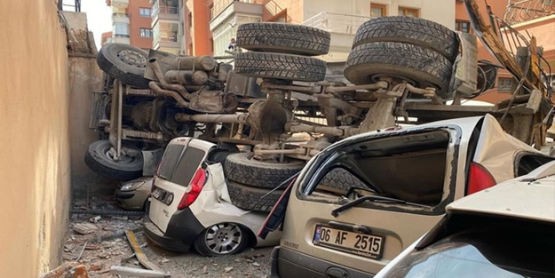Beton mikseri 4 aracın üzerine devrildi!