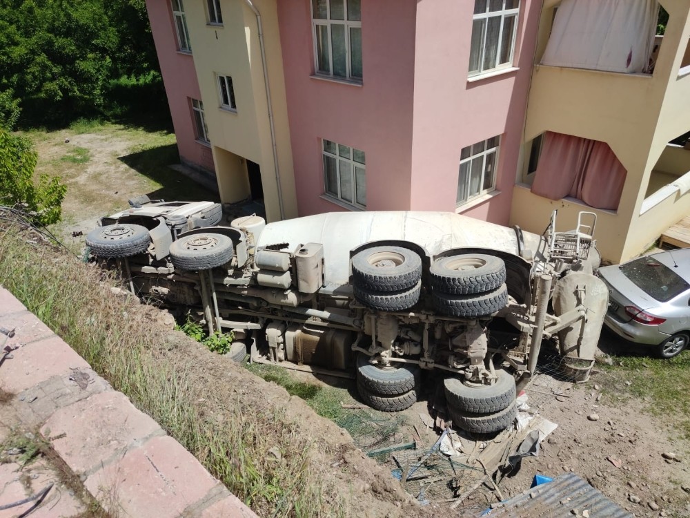 Beton mikseri 5 metre yükseklikten bahçeye uçtu eve çarptı 