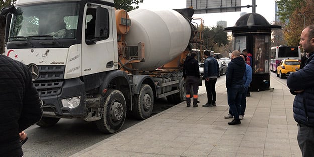 Beton mikseri dehşet saçtı! Geriye ayakkabısı ve takkesi kaldı