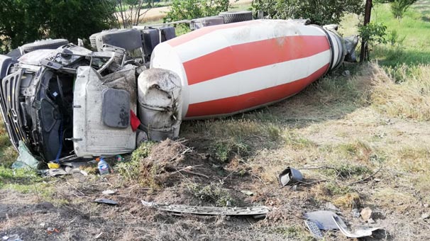 Beton mikseri devrildi: 2 kişi yaralandı