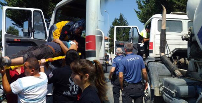 Beton mikseri, halk otobüsüne çarptı: 3 kişi yaralandı