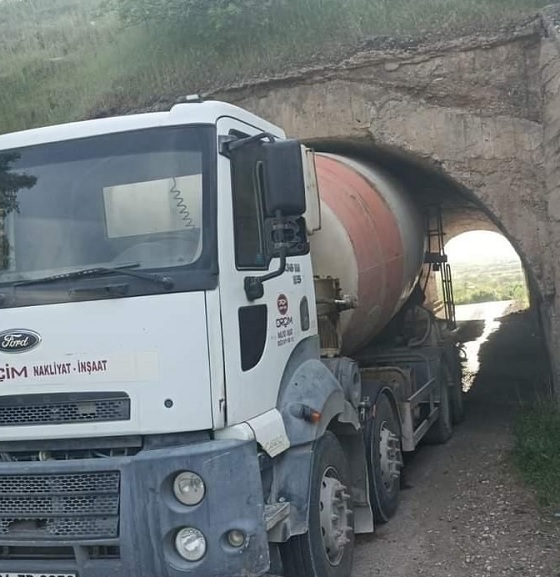 Beton mikseri köprüye sıkıştı!
