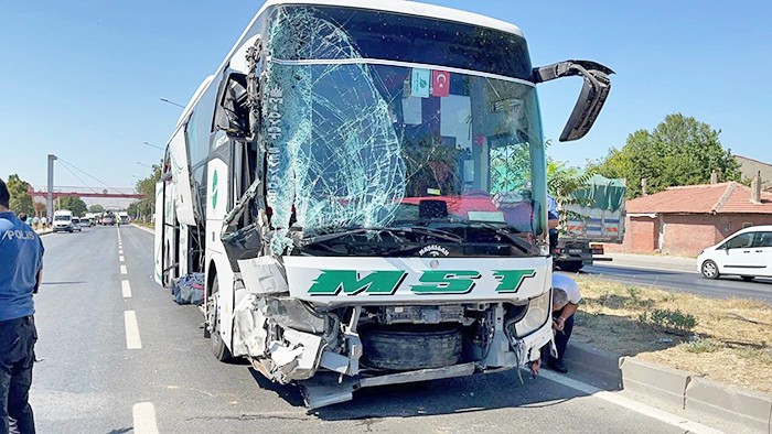 Beton mikseri otobüs ve ambulansı biçti