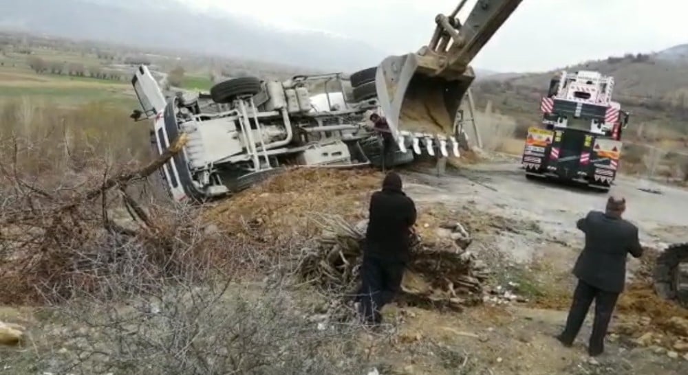 Beton mikseri şarampole uçtu: 1 yaralı 