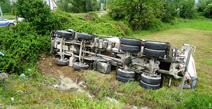 Beton mikseri tarlaya devrildi: 1 kişi yaralı