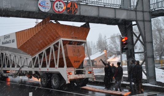 Beton mikseri üst geçide takıldı