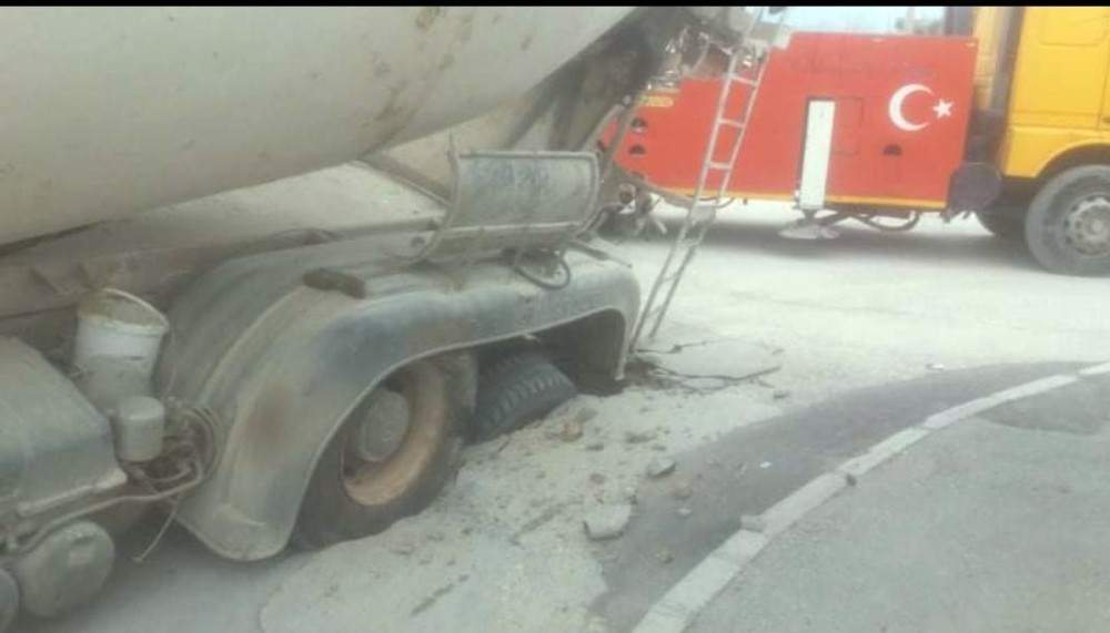 Beton mikserini taşıyamayan yol çöktü 