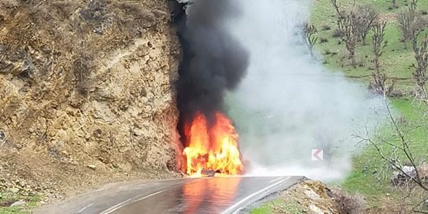 Beton mikseriyle çarpışan ambulans alevlere teslim oldu