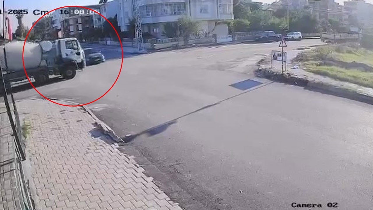 Beton mikseriyle otomobil çarpıştı! Korkunç kaza kamerada