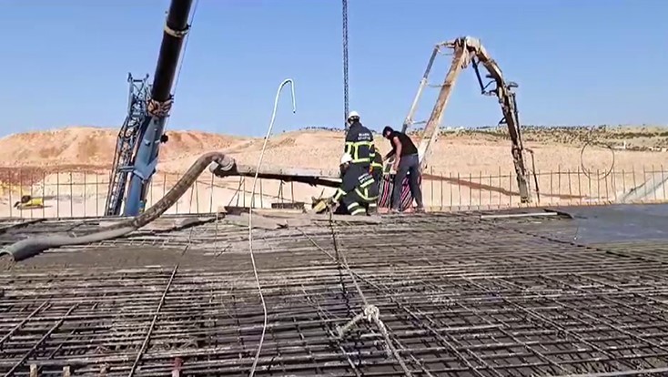 Beton pompasının altında kalan işçi hayatını kaybetti