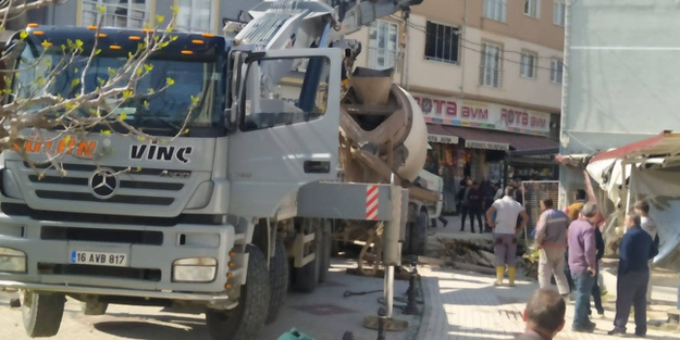Beton yüklü mikser, bir iş yerinin üzerine devrildi!