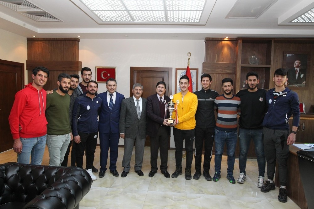 BEÜ Erkek Voleybol Takımı 1. Ligde 