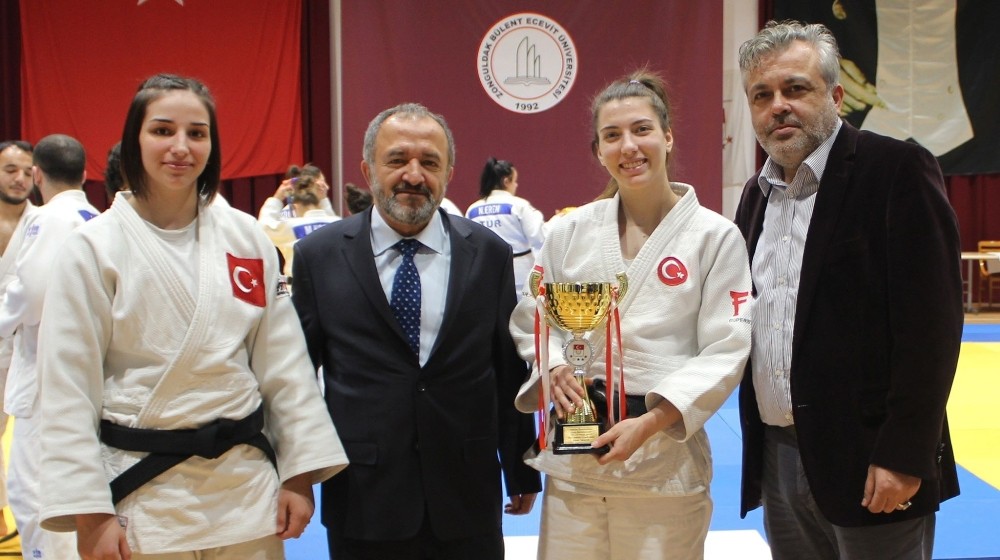 BEÜ’nün yıldızlı ay yıldızlı formayla Türkiye’yi emsil edecek 