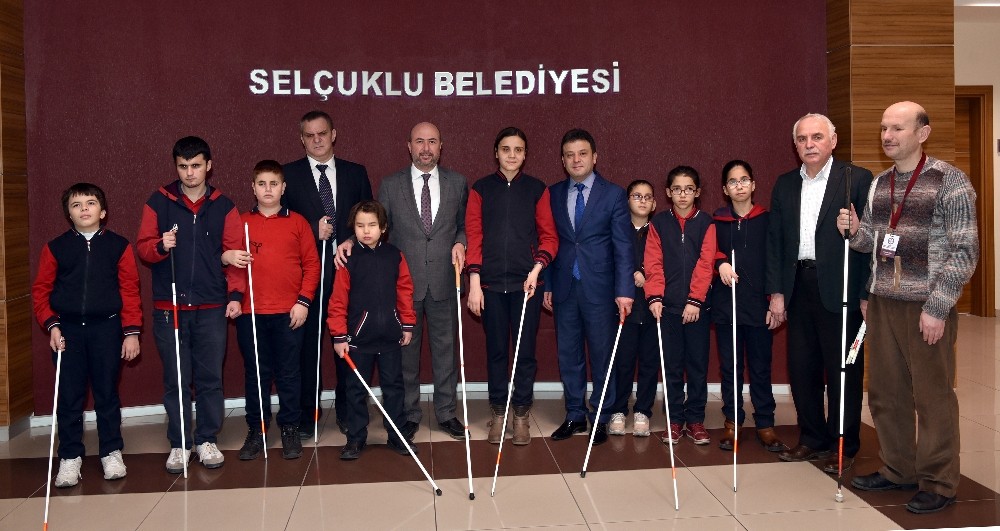 Beyaz Baston Görme Engelliler Haftasında öğrencilerden Başkan Pekyatırmacı’ya ziyaret 