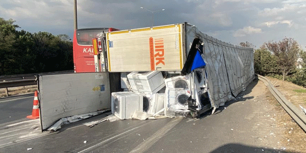 Beyaz eşya taşıyan tır devrildi
