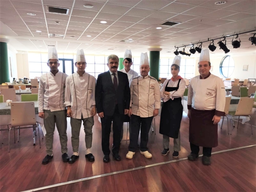 ’Beyaz kalpli’ öğrenciler üniversitede yemek yaptı 