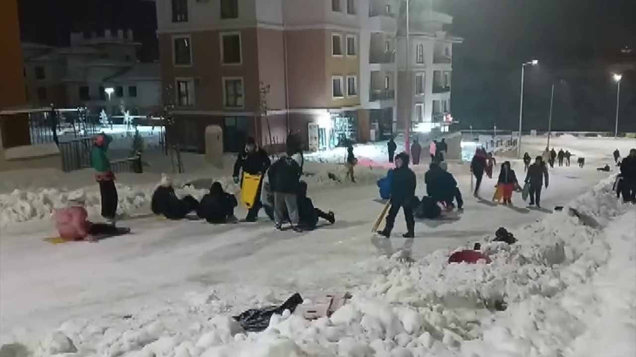 Beyaz örtü acıları az da olsa unutturdu! Deprem konutlarında çocuklar poşet ve leğenlerle pistin tozunu attı