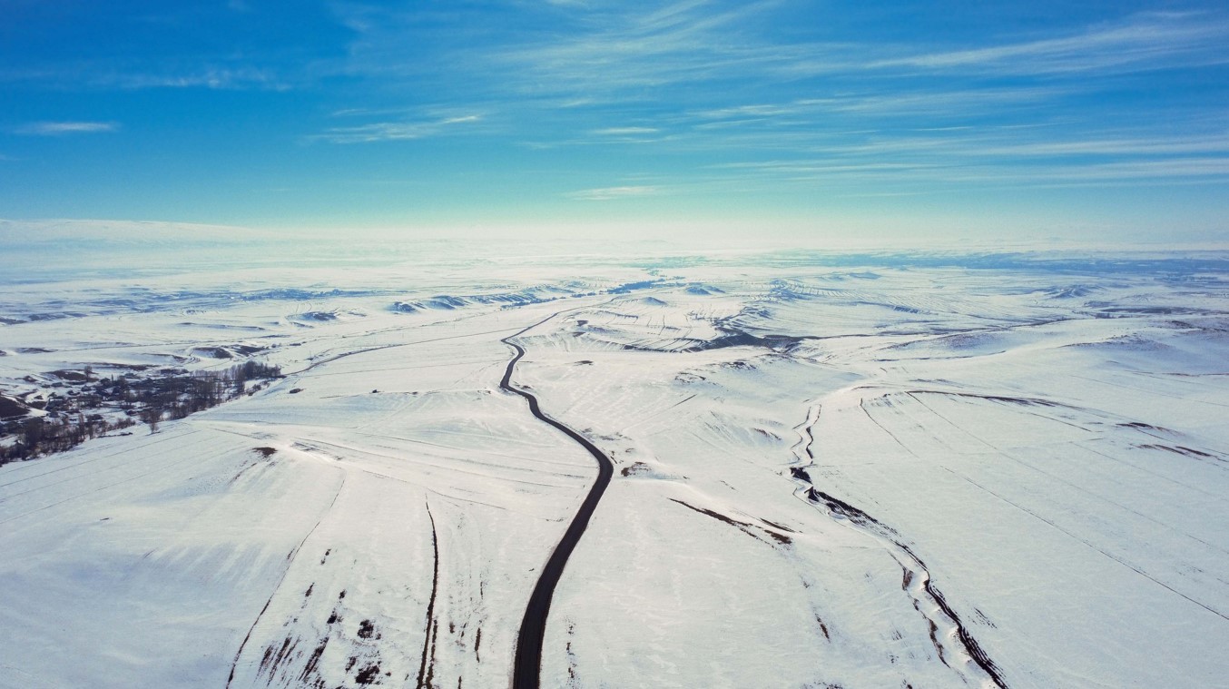 Beyaz örtülü güzel manzara! 1 metreyi aşan kar dronla görüntülendi