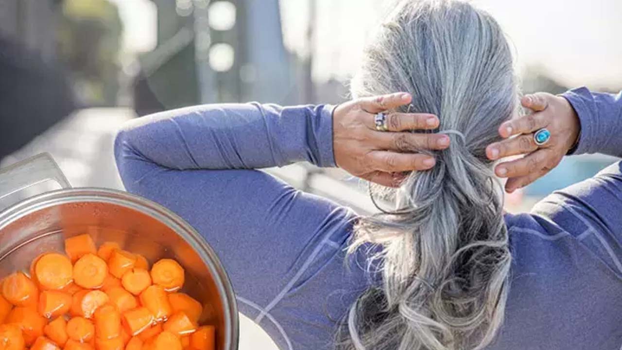Beyaz saçlara direkt çözüm! Kimyasala gerek yok, kaynatıp sürünce değişiyor