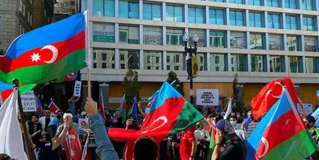 Beyaz Saray önünde Azerbaycan bayrakları dalgalandı