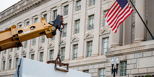 Beyaz Saray protestolar nedeniyle koyulan beton bariyerleri kaldırıyor