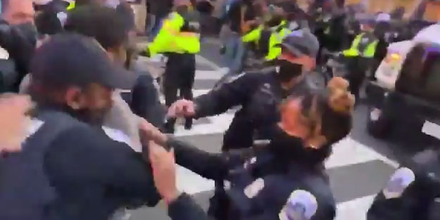 Beyaz Saray yakınlarında polis ile göstericiler arasında arbede çıktı