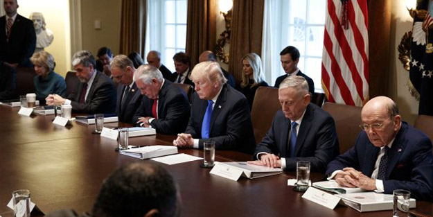 Beyaz Saray'da açılışa damga vuran olay! Toplantıya Donald Trump'a dua ederek başladılar