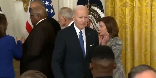 Obama'nın ilgi gördüğü sırada yalnız kalan Biden'ın tuhaf anları şaşkına çevirdi!