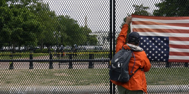 Beyaz Saray'ın etrafı beton ve demirle örüldü