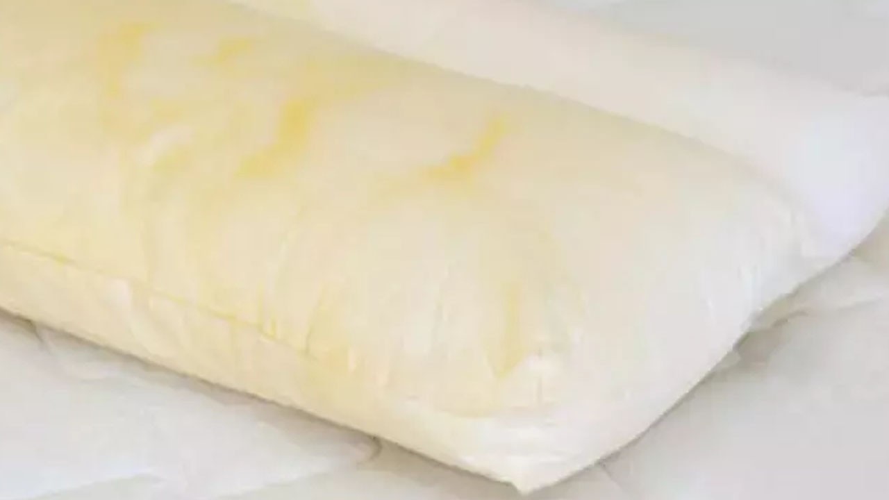 Yataktaki sarı lekeleri ütü ile yok edin! Yepyeni olacak, sonuç kar beyaz