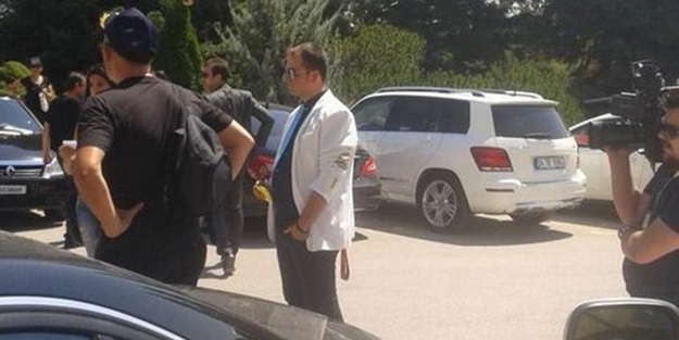 Beyaz TV muhabirini 'beyaz giyindi' diye kovdular