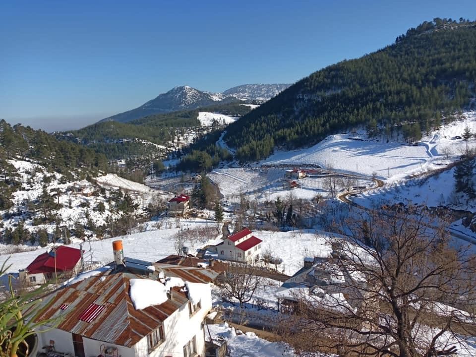 Beyaza bürünen yaylalarda kartpostallık manzaralar 