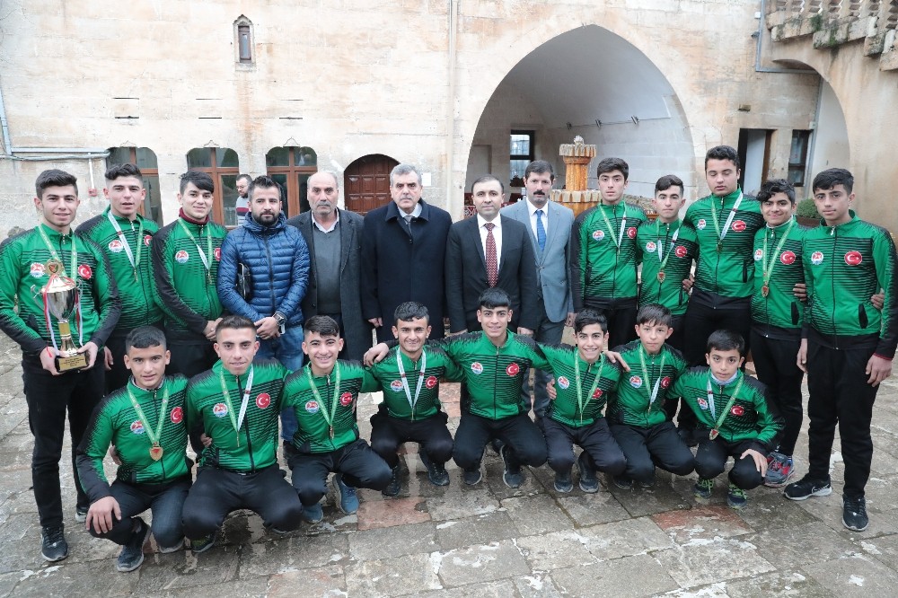 Beyazgül, Suruç Hokey Kulübü sporcularıyla buluştu 