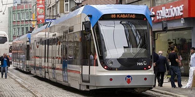 Beyazıt'ta tramvay kazası! Yaralı turistler var
