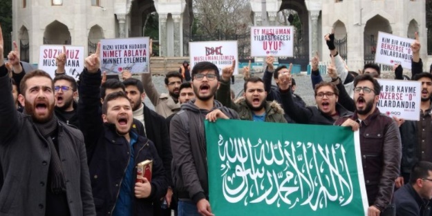 Beyazıt'ta yılbaşı protestosu: Yılbaşı kutlama Müslüman!