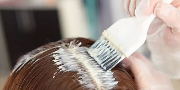 Beyazlayan saç tekrar siyahlaşır mı, saçtaki beyazlar nasıl yok olur? Saçınızı boyarken canınızdan olmayın
