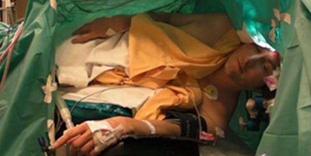 Beyin ameliyatı olurken şarkı söyledi - VIDEO