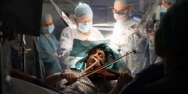 Beyin ameliyatında keman çaldı!