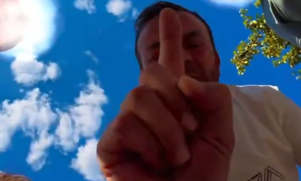 Beyin cerrahının yanında parmağımı takip et diyen adam viral oldu!