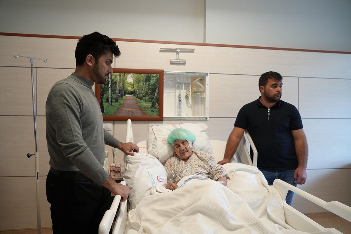 Beyin kanaması geçiren 112 yaşındaki hasta riskli operasyon sonrası sağlığına kavuştu!