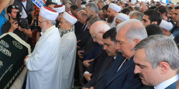 Beykoz Belediye Başkanı Çelikbilek'in annesi toprağa verildi