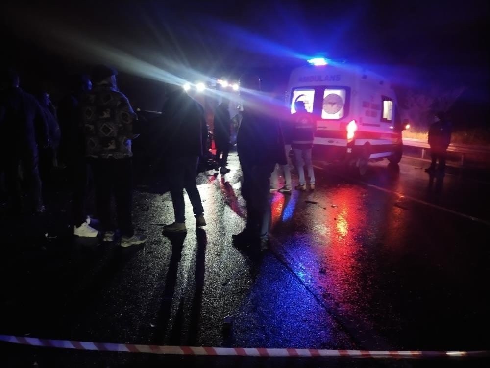 Beykoz Riva yolunda feci çarpışma: 1 ölü, 5 yaralı!