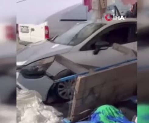 Beykoz'da fren yerine gaza bastı pazara daldı!