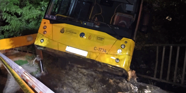 Beykoz'da freni boşalan otobüs bir evin bahçesine düştü
